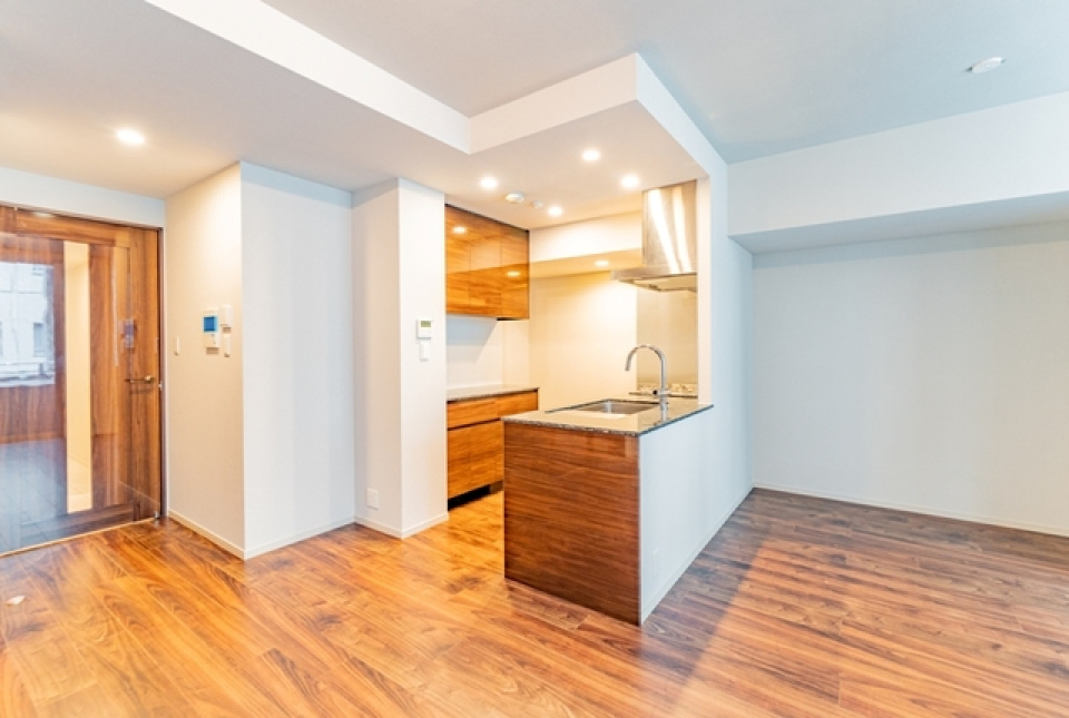 ３口のガスコンロが設置されているキッチンからリビングを眺めることが出来ます。※写真は同タイプ住戸です。