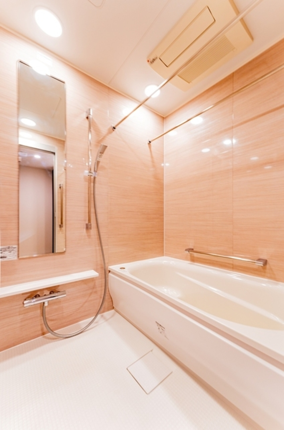 ナチュラルなパネルが導入された浴室です。※写真は同タイプ住戸です。