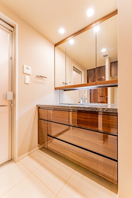 ゆとりのある洗面台です。※写真は同タイプ住戸です。