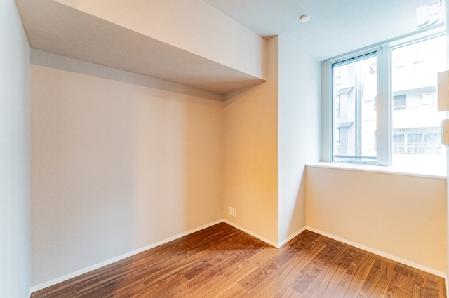 窓際にはちょっとしたカウンターがあります。※写真は同タイプ住戸です。