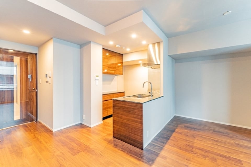 対面式キッチンからリビングを見渡すことが出来ます。※写真は同タイプ住戸です。