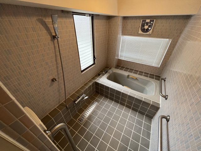 浴室はタイル張り。まるで修学旅行にきたような気にさせてくれいます。