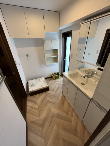 ヘリンボーンのフロアが海外チックでおしゃれです。