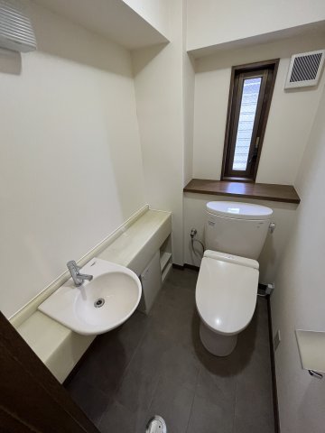 トイレには小窓があるので、換気がしやすく便利・