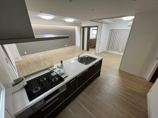 ３口のガスコンロが設置されています。対面式キッチンなので、家族と談笑しながら料理が捗りそうですね！