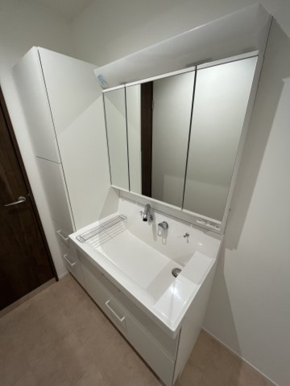 白く清潔権のある洗面台です・