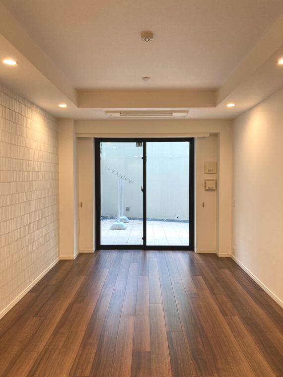 1階に所在。広めのテラスが見えます。