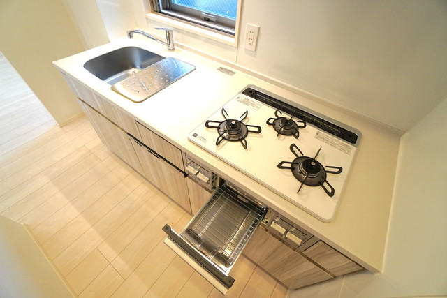 3口のガスコンロ付きです。
※写真は同タイプ住戸です。