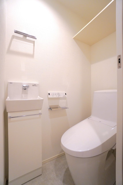 シンプルな造りのトイレです。
※写真は同タイプ住戸です。