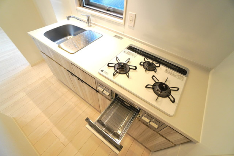 3口のガスコンロ付きです。
※写真は同タイプ住戸です。