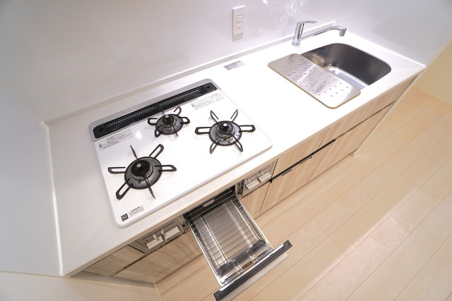 3口のガスコンロ付きです。
※写真は同タイプ住戸です。