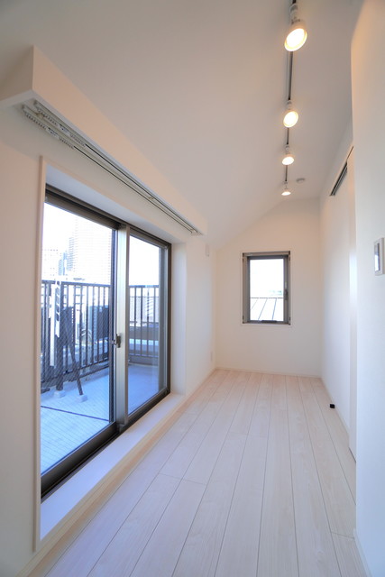 4.5帖の洋室です。ルーフバルコニーへと繋がっています。
※写真は同タイプ住戸です。