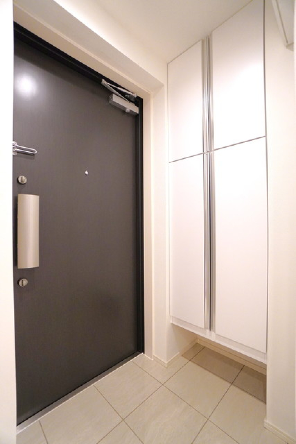 玄関はシューズボックス付きです。
※写真は同タイプ住戸です。