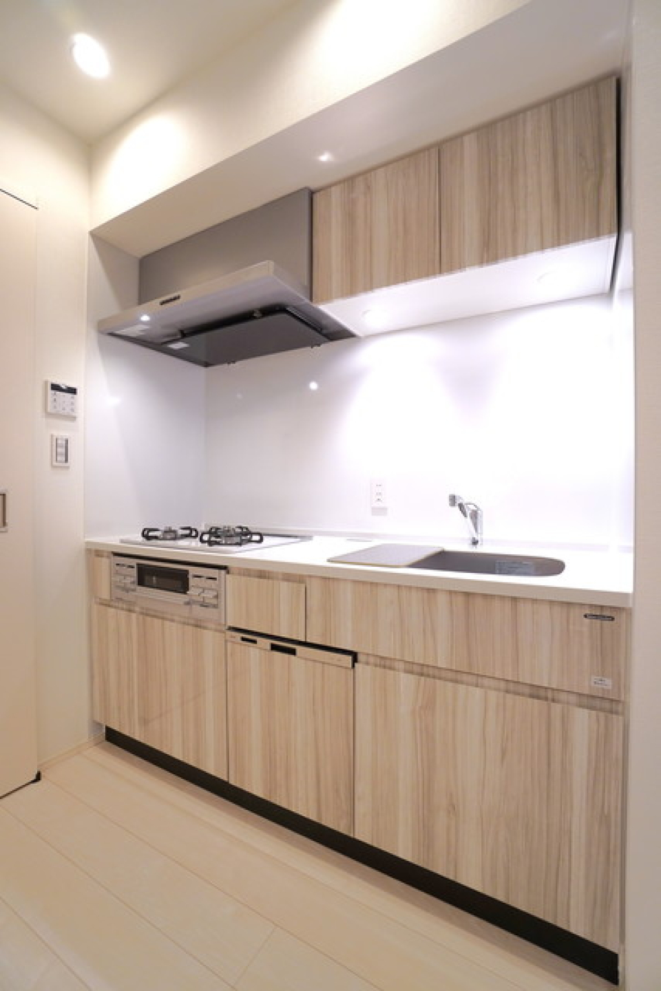 キッチンです。木目調でお洒落です。
※写真は同タイプ住戸です。