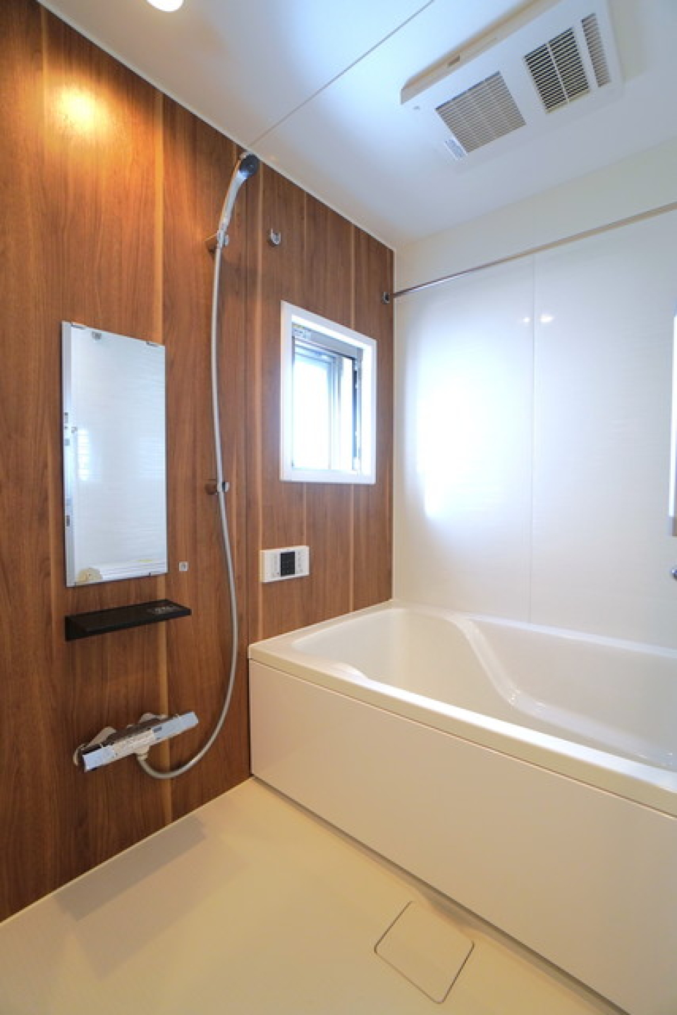 ブラウンが特徴的な浴室です。
※写真は同タイプ住戸です。