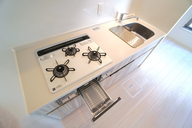 3口のガスコンロ付きです。
※写真は同タイプ住戸です。