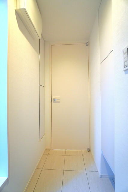 玄関です。姿見が付いていて便利です。
※写真は同タイプ住戸です。
