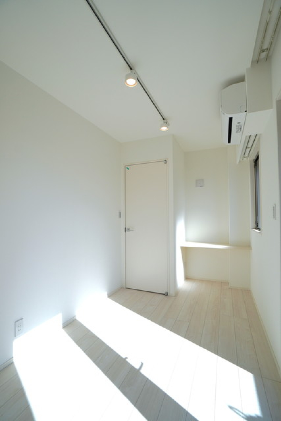 ルーフバルコニーに続く洋室
※写真は同タイプ住戸です。