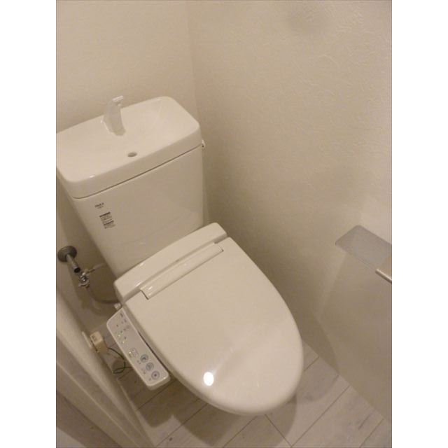 トイレです。床がタイル調でワンポイントになっています。