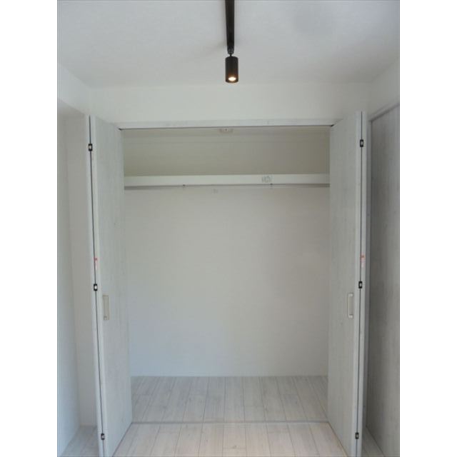 4.9帖の洋室に付いているクローゼットです。