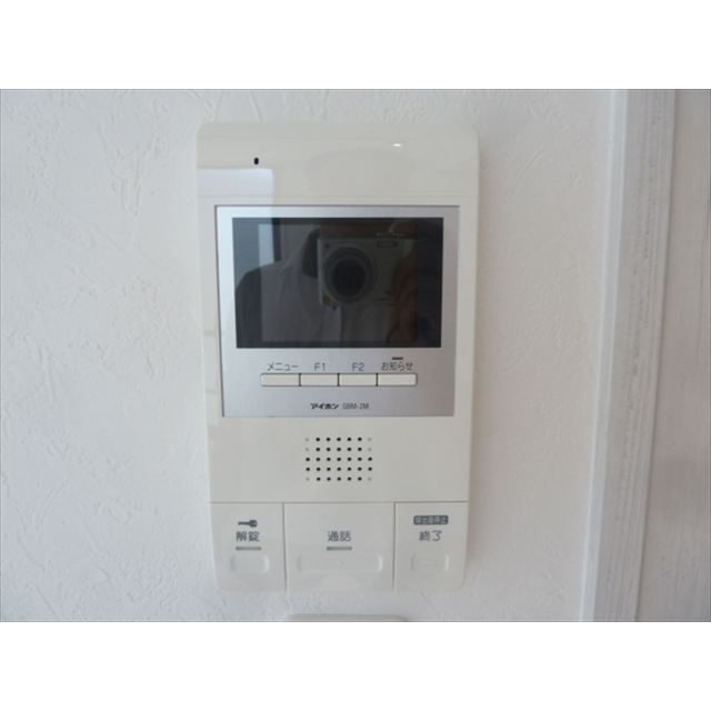 モニター付きインターホンがあります。