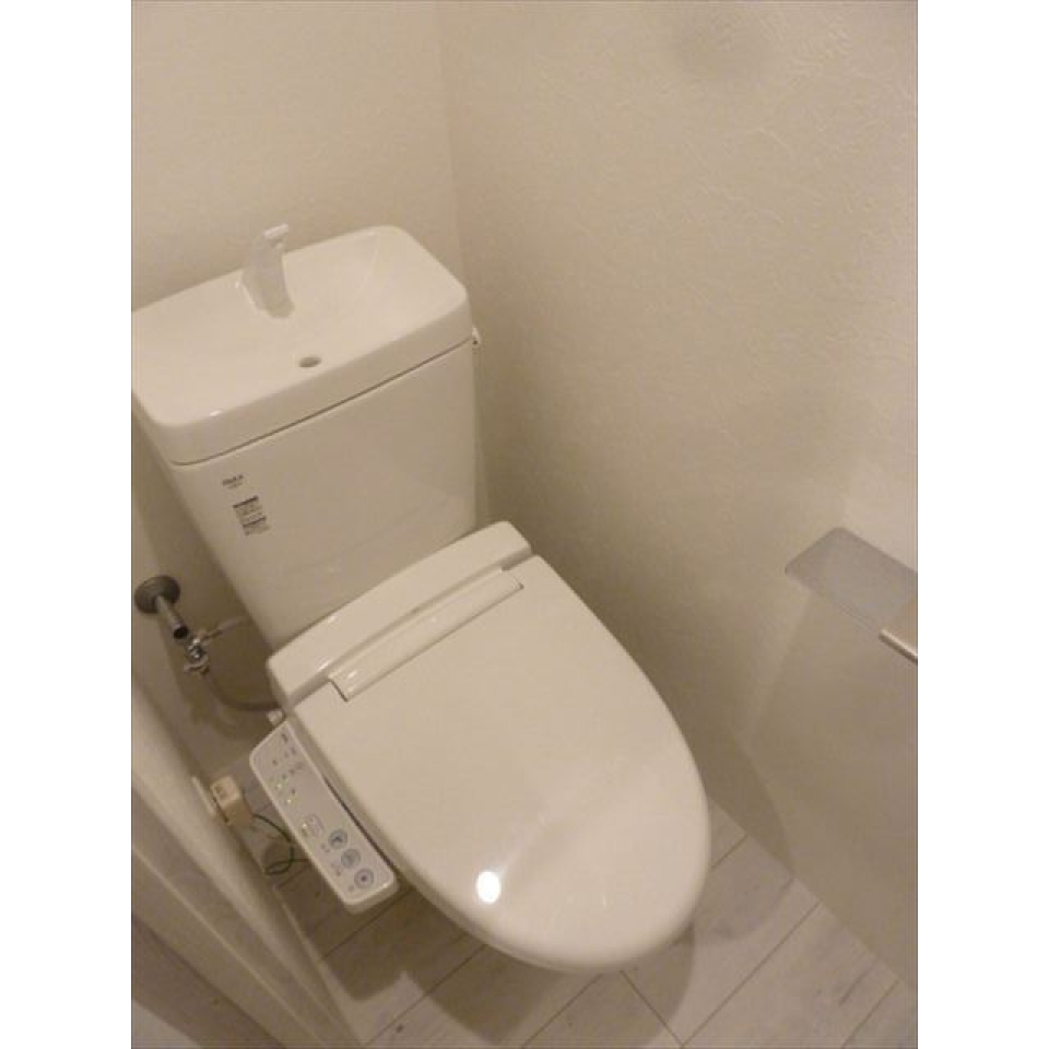 トイレです。床がタイル調でワンポイントになっています。