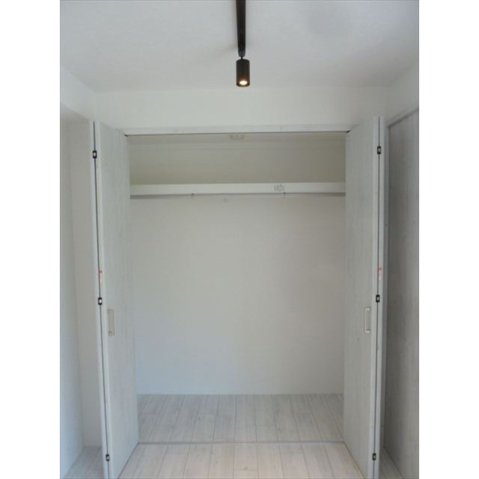 4.9帖の洋室に付いているクローゼットです。