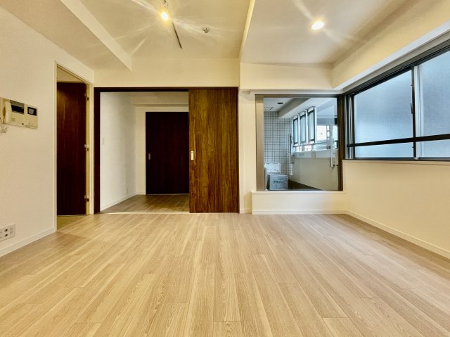 洋室に続く扉が大きく広々とした印象です。