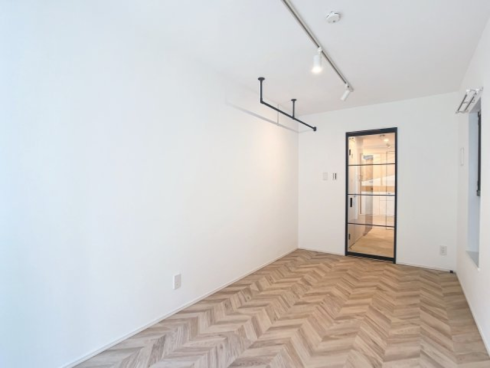 キッチンに続く扉はガラス張りになっておりお洒落です。