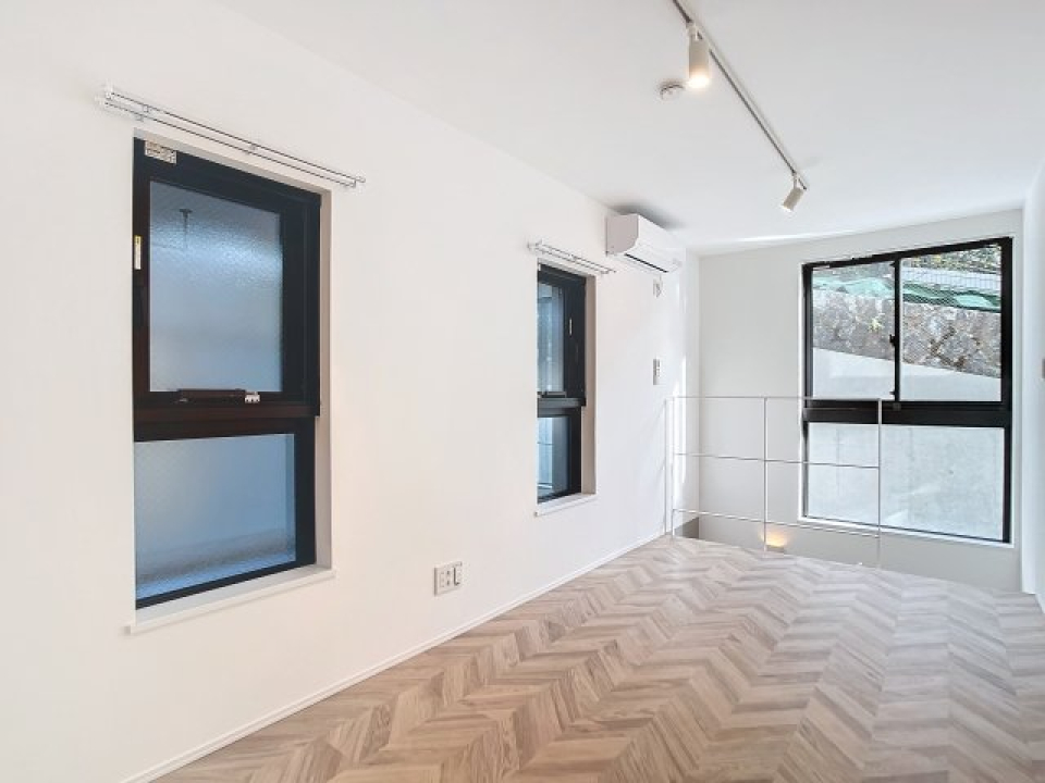 小窓が2つ付いています。