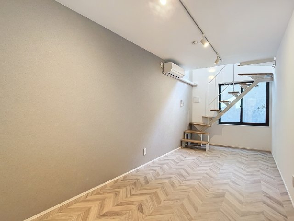 地下1階は8帖の洋室です。