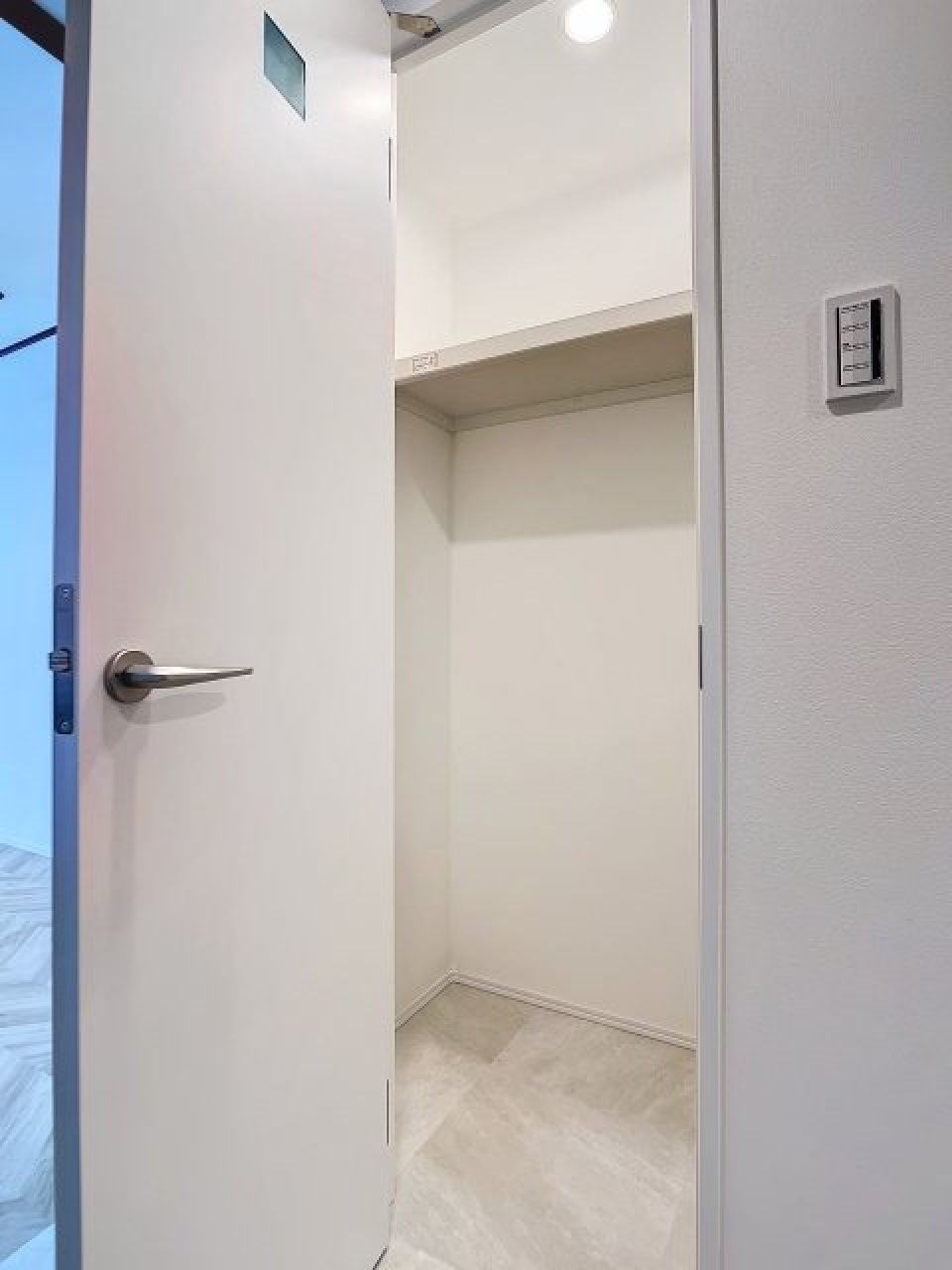 キッチンの反対側には収納があります。