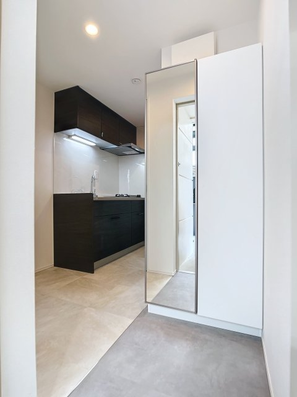 玄関には姿見が付いておりとても便利です。