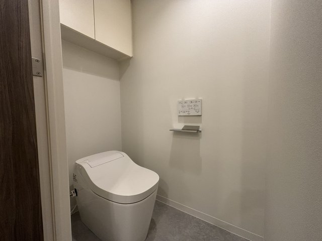 トイレには収納棚が付いています。