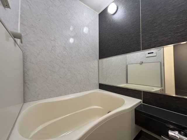 シックな雰囲気の浴室です。