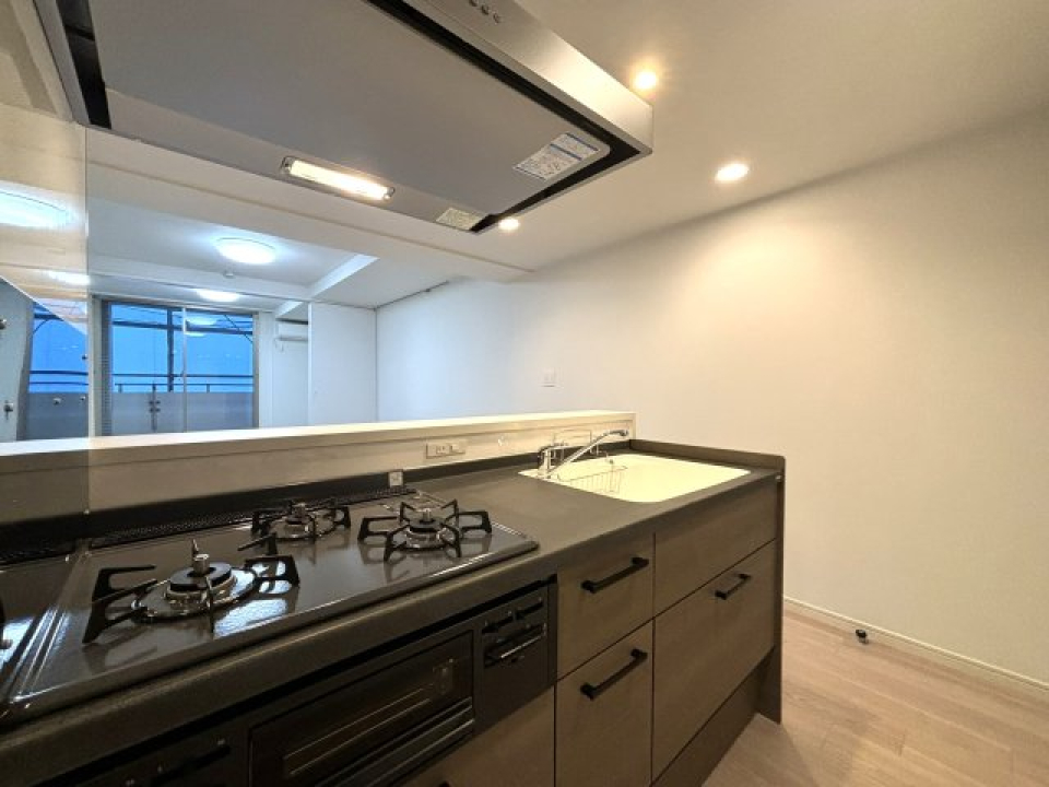 3口のガスコンロ付きです。