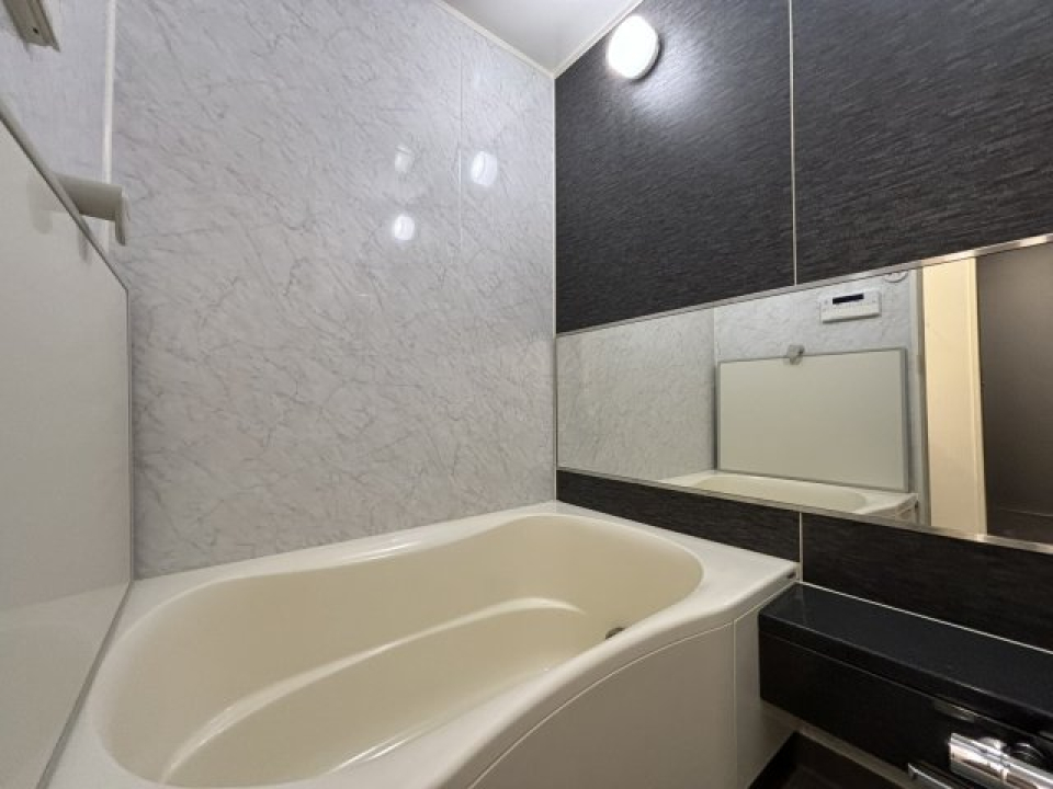 シックな雰囲気の浴室です。