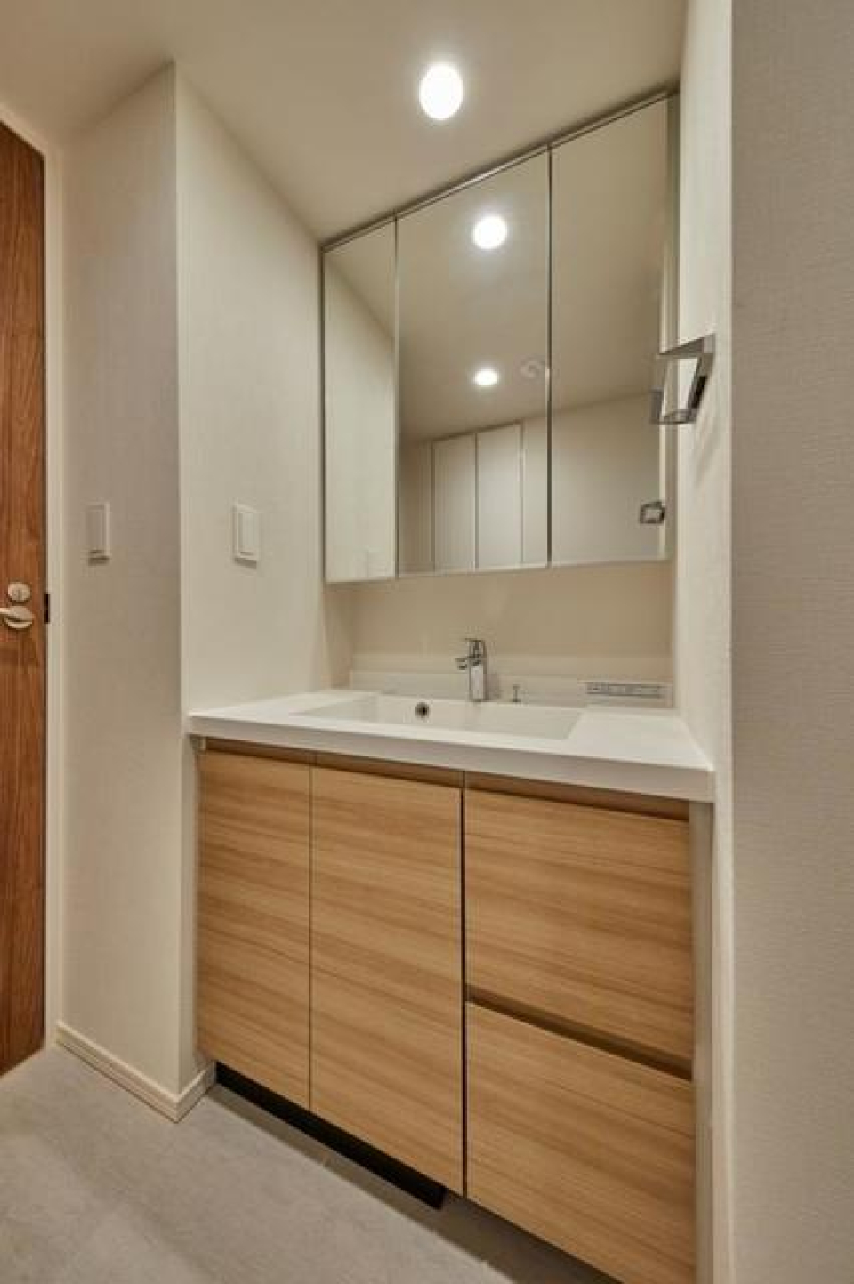 洗面台もナチュラルなパネルが導入されています。※写真は同タイプ住戸です。