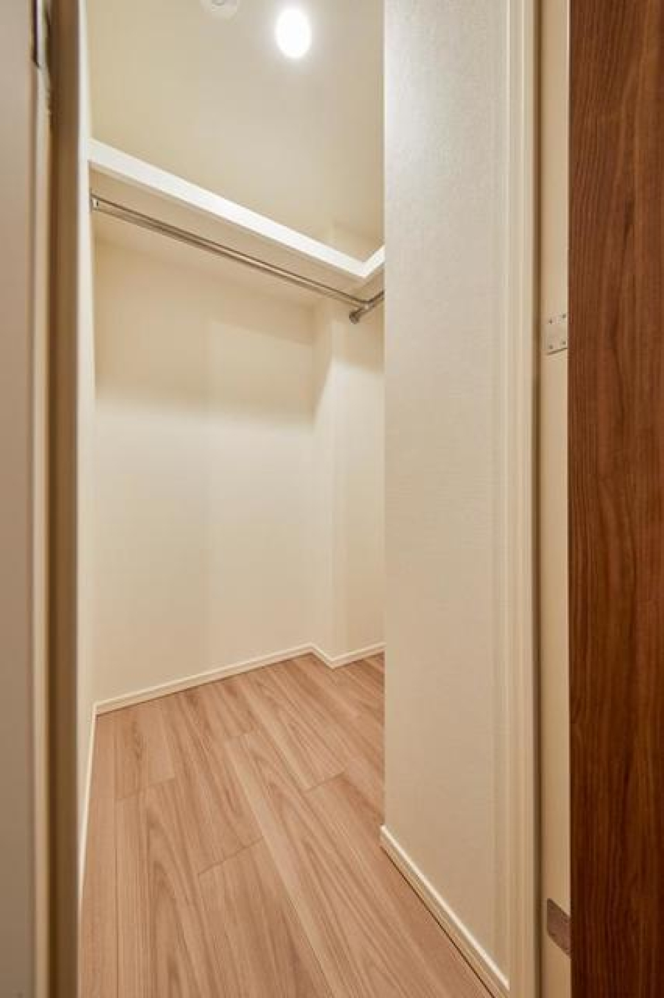 ウォークインクローゼットも完備されています。※写真は同タイプ住戸です。