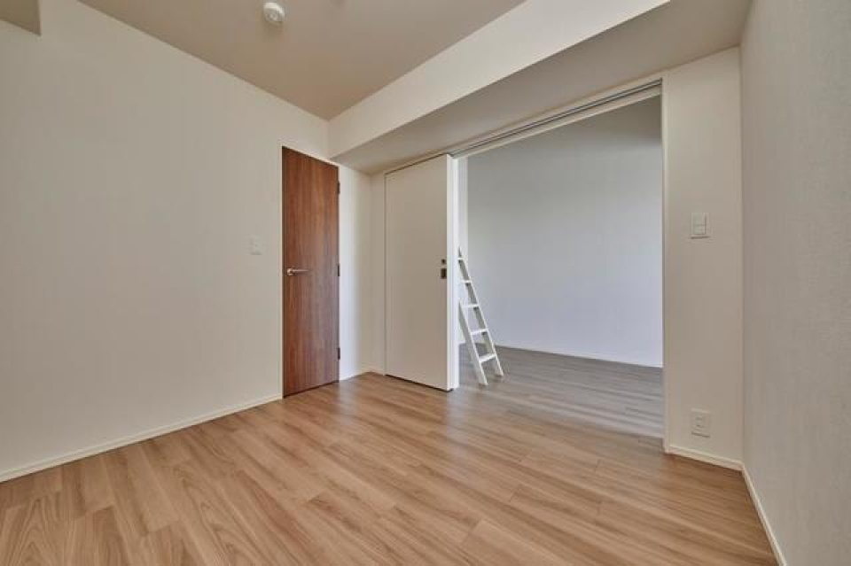 １０．９帖のLDKの隣に３．２帖の洋室があります。※写真は同タイプ住戸です。