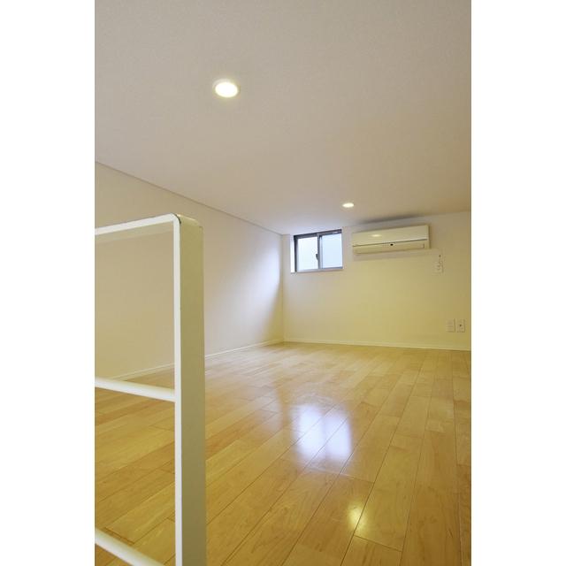 ロフトの様子です。窓・エアコンがあり快適に過ごせそうです。