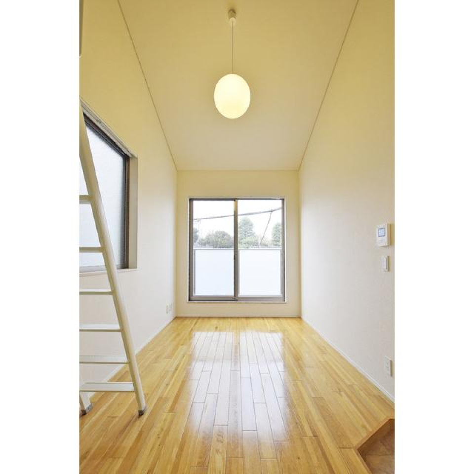 周りに高い建物がないのでお部屋全体が明るいです。