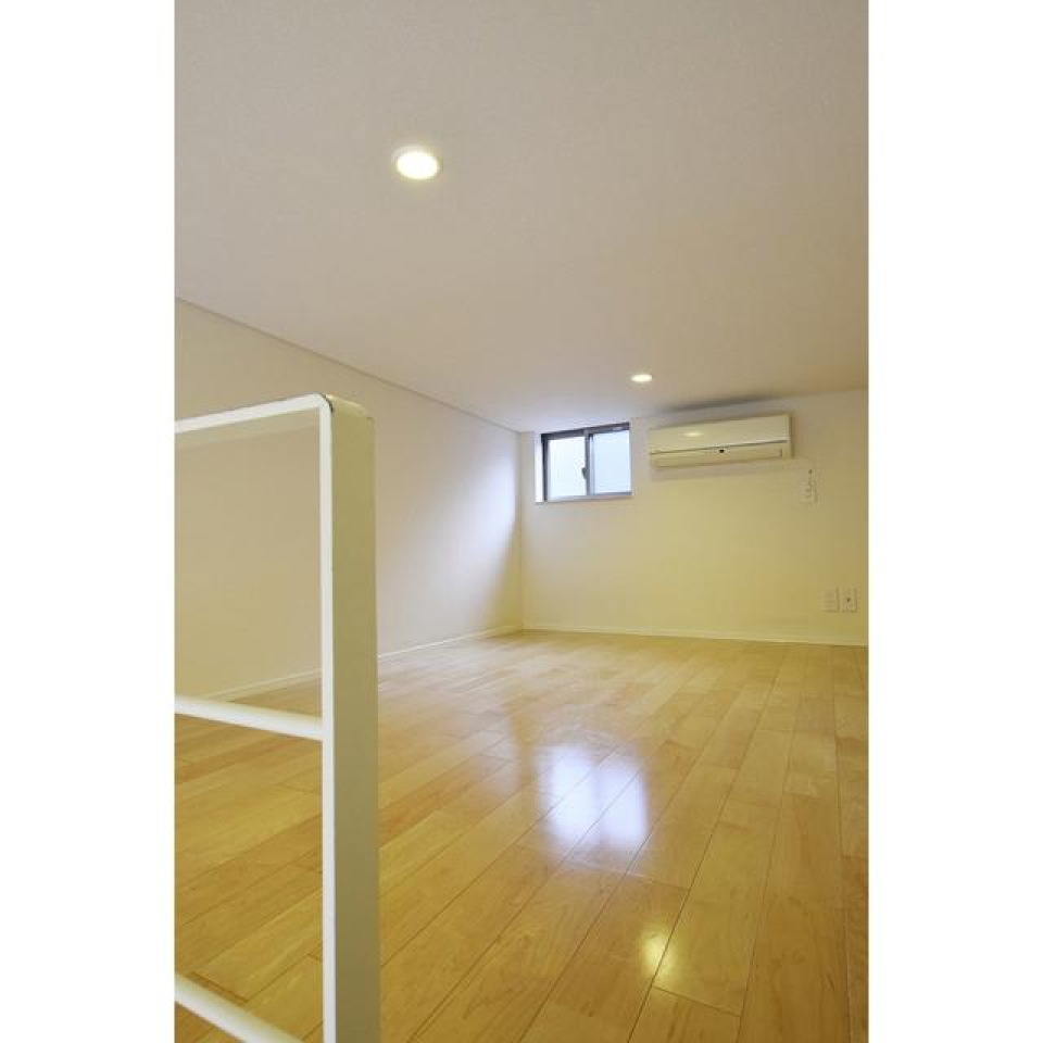 ロフトの様子です。窓・エアコンがあり快適に過ごせそうです。