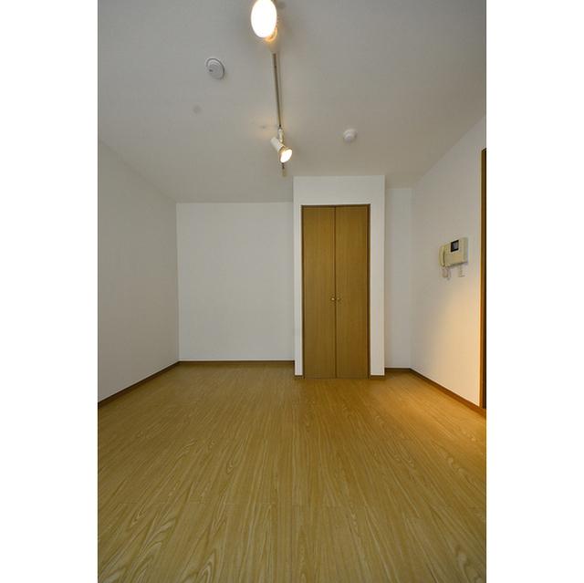 クローゼット横が少し奥まってるので、ベッドとかはここかな？？