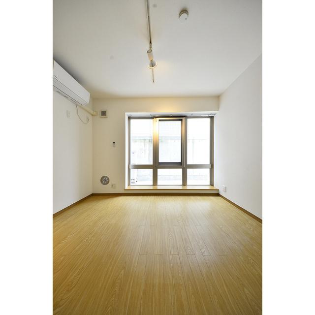 窓際に観葉植物を置いたら、白い壁に映えそう！