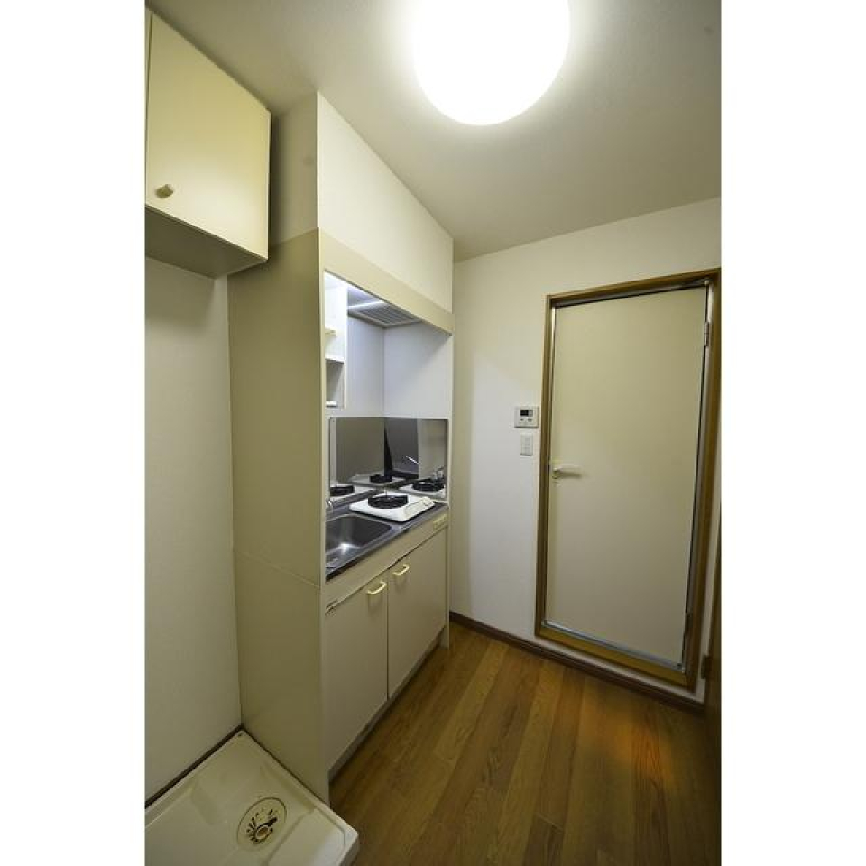 玄関すぐのところにキッチンがあります。その横に洗濯機置き場も。