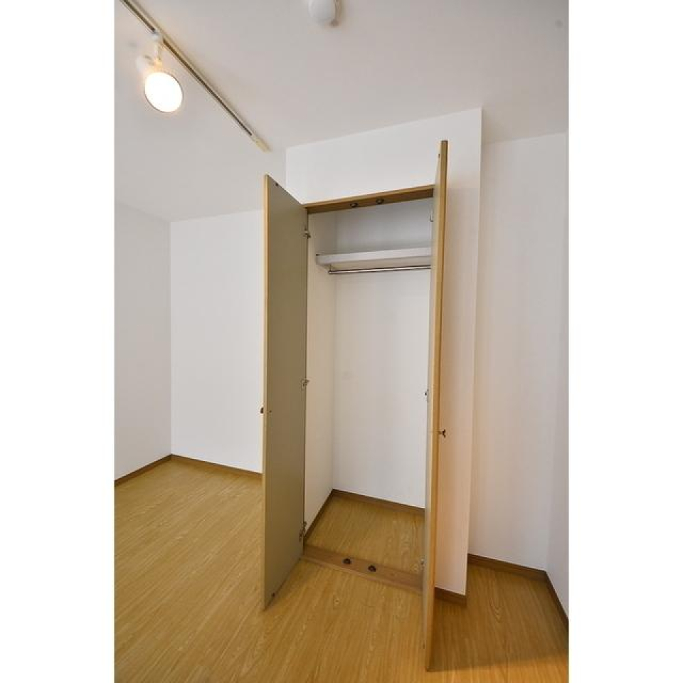 クローゼットもコンパクトだけど余計なものが増えなくて良さそう