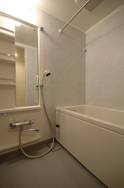 白いシンプルな浴室になっています。