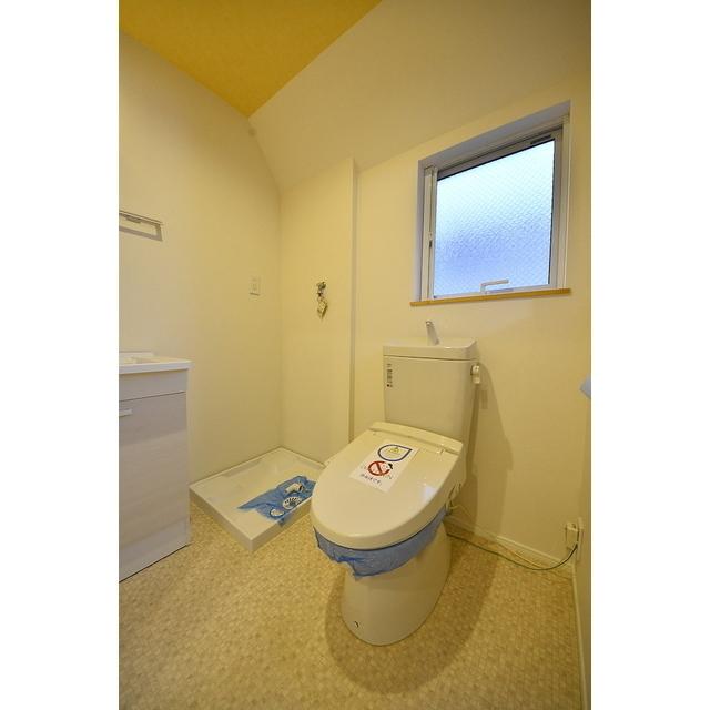 トイレの背面には窓があって、自然光を取り入れることが出来ます。