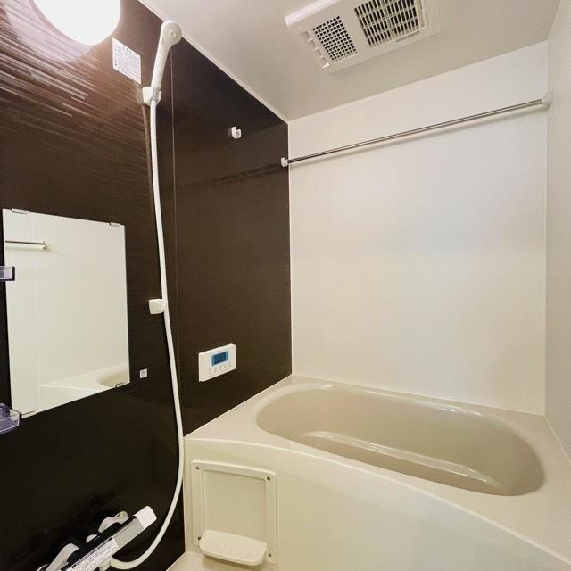 浴室はダークブラウンで雰囲気があります。